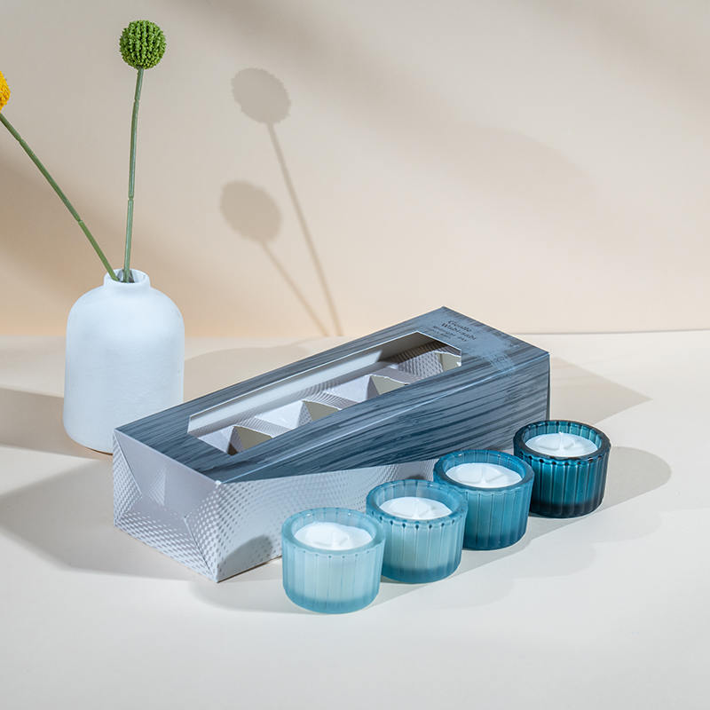 Sada 4 svisle pruhovaných malých skleněných kalíšků na svíčky