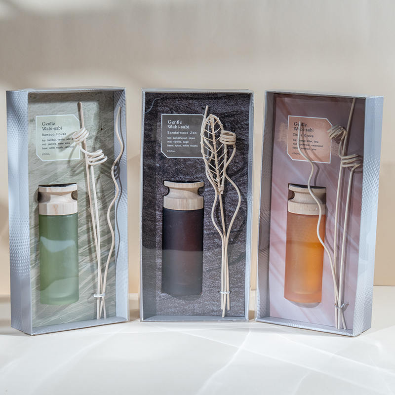 Vysoce kvalitní válcová skleněná baňka prémiový rákosový difuzér s dřevěným tyčinkovým aroma difuzorem prodejce