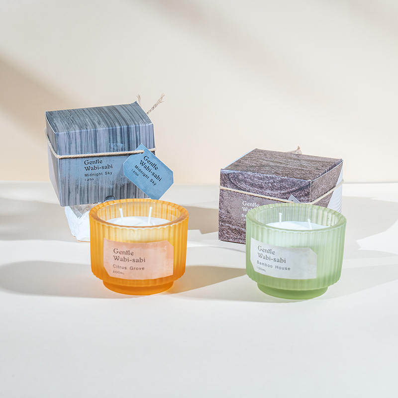 Kulatý skleněný kelímek na svíčku se svislými pruhy vonné svíčky - prodejce svíček ze sójového vosku