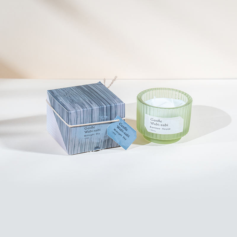 Kulatý skleněný kelímek na svíčku se svislými pruhy vonné svíčky - prodejce svíček ze sójového vosku