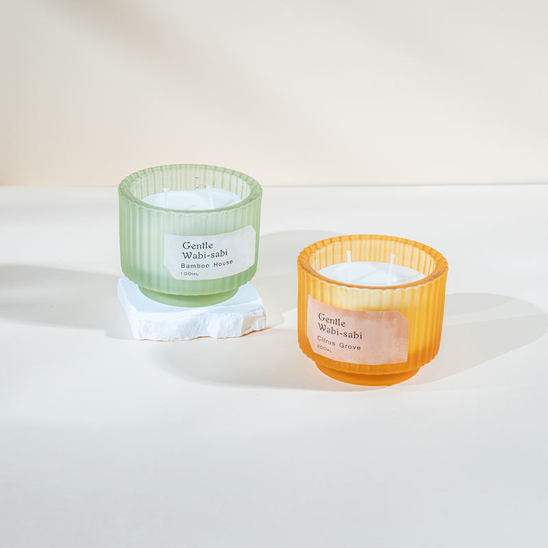 Kulatý skleněný kelímek na svíčku se svislými pruhy vonné svíčky - prodejce svíček ze sójového vosku