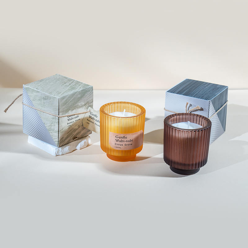 Kulatý skleněný kelímek na svíčku se svislými pruhy vonné svíčky-eko svíčky ze sójového vosku