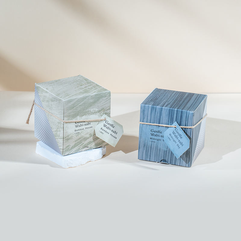 Kulatý skleněný kelímek na svíčku se svislými pruhy vonné svíčky-eko svíčky ze sójového vosku