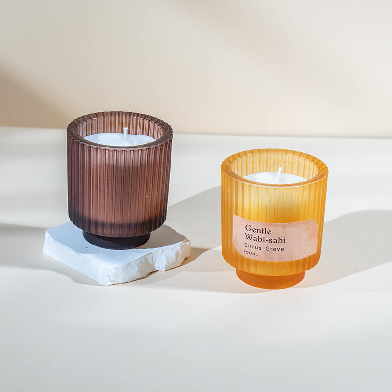 Kulatý skleněný kelímek na svíčku se svislými pruhy vonné svíčky-eko svíčky ze sójového vosku