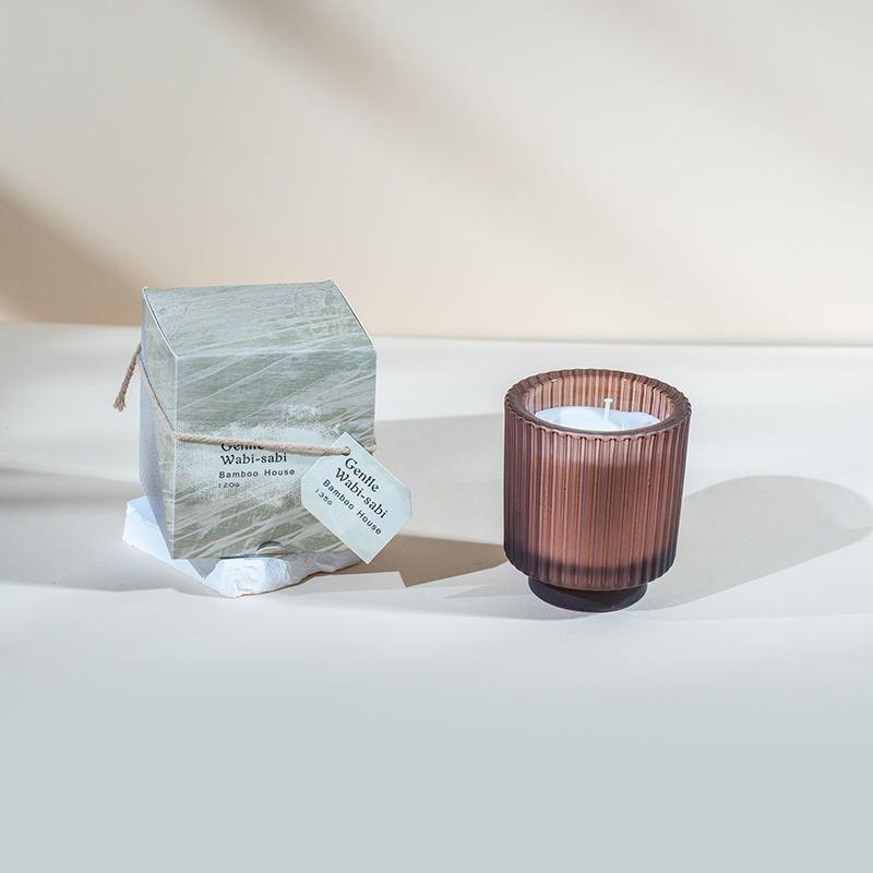 Kulatý skleněný kelímek na svíčku se svislými pruhy vonné svíčky-eko svíčky ze sójového vosku