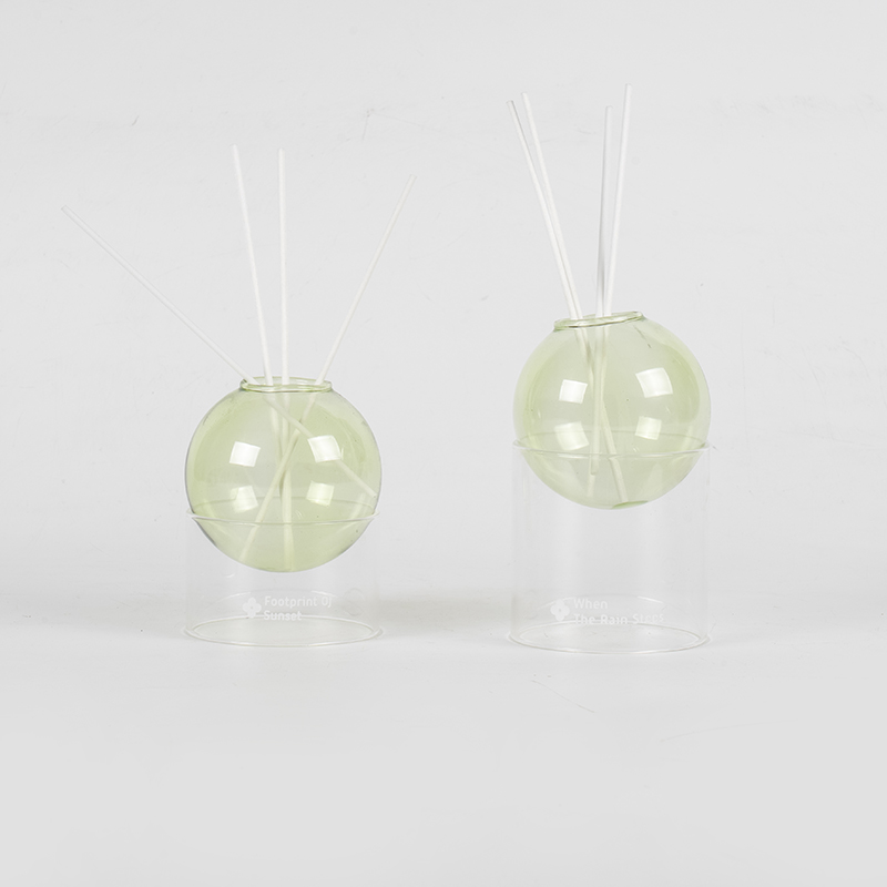 Čirá skleněná základna, rákosový difuzér typu skleněné kuličky ve stylu aromaterapie