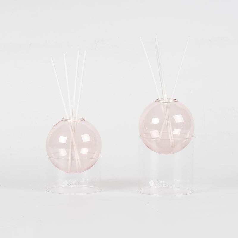 Čirá skleněná základna, rákosový difuzér typu skleněné kuličky ve stylu aromaterapie