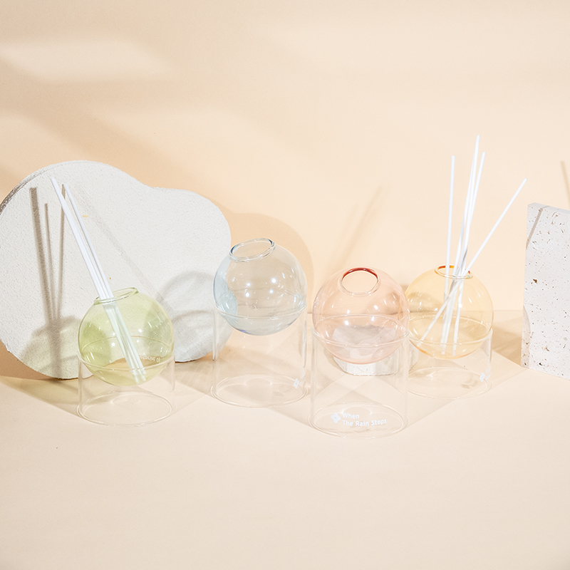 Čirá skleněná základna, rákosový difuzér typu skleněné kuličky ve stylu aromaterapie