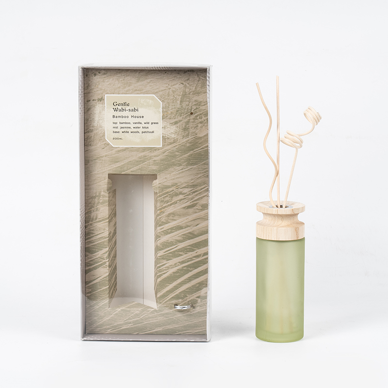 Vysoce kvalitní válcová skleněná baňka prémiový rákosový difuzér s dřevěným tyčinkovým aroma difuzorem prodejce