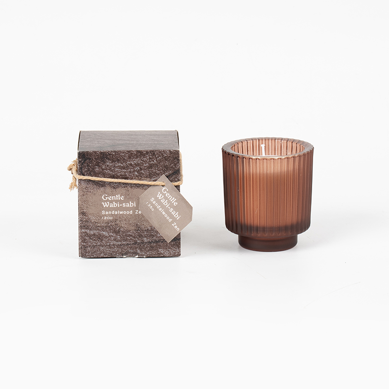 Kulatý skleněný kelímek na svíčku se svislými pruhy vonné svíčky-eko svíčky ze sójového vosku