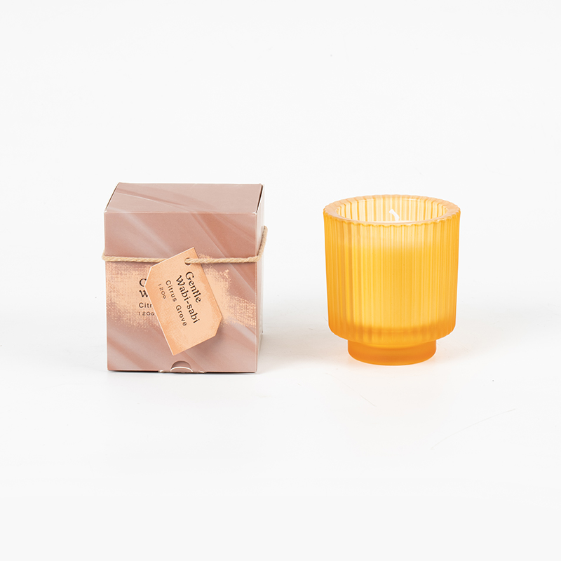 Kulatý skleněný kelímek na svíčku se svislými pruhy vonné svíčky-eko svíčky ze sójového vosku