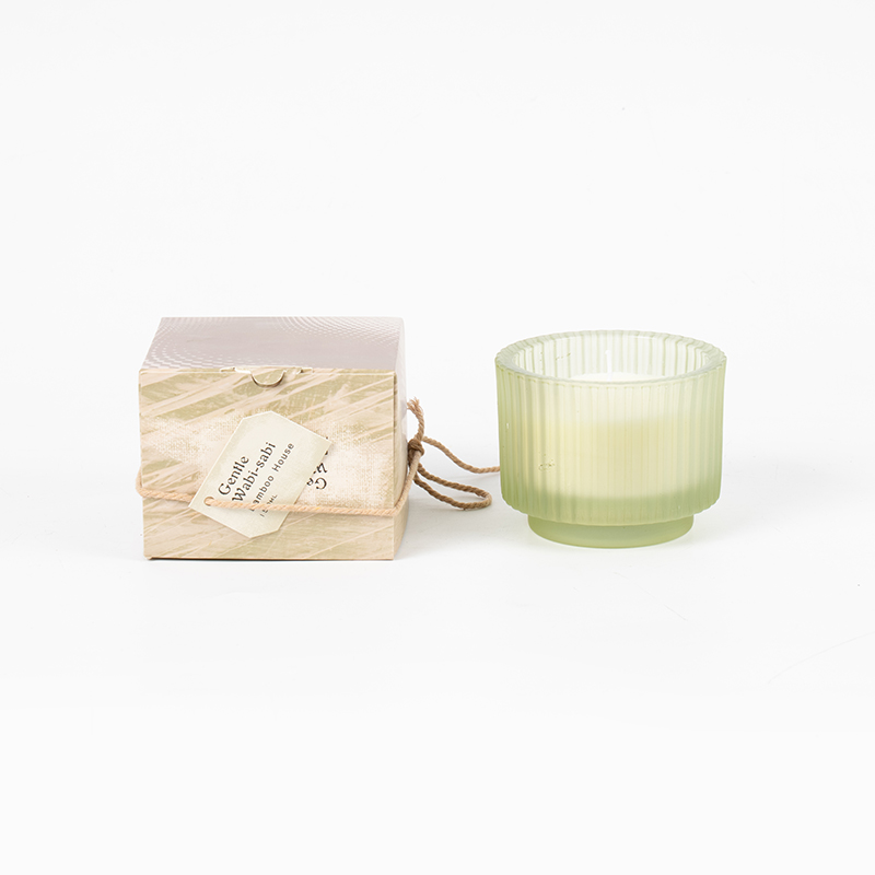 Kulatý skleněný kelímek na svíčku se svislými pruhy vonné svíčky - prodejce svíček ze sójového vosku