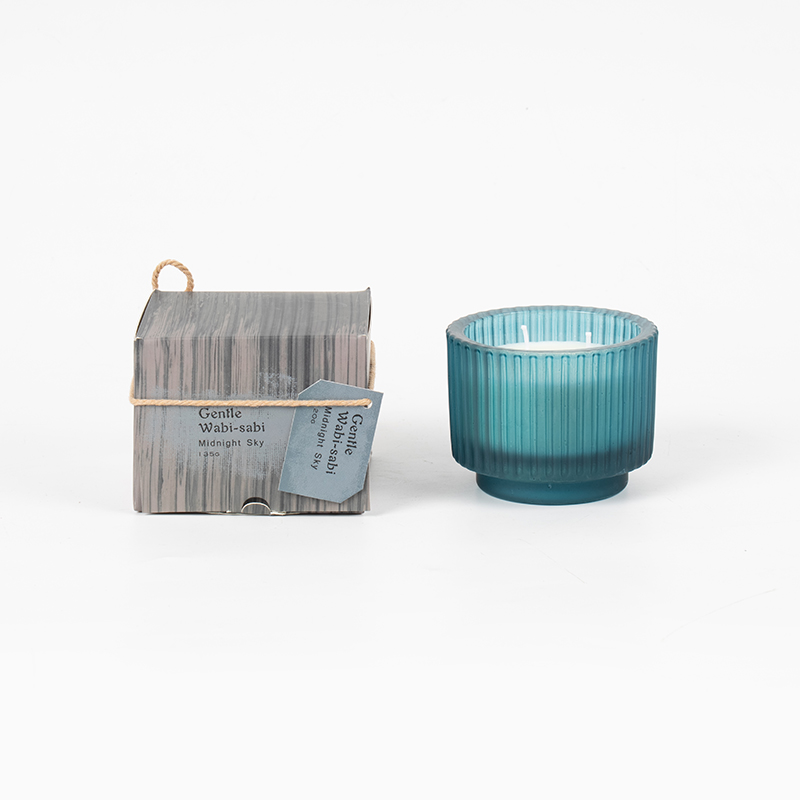 Kulatý skleněný kelímek na svíčku se svislými pruhy vonné svíčky - prodejce svíček ze sójového vosku